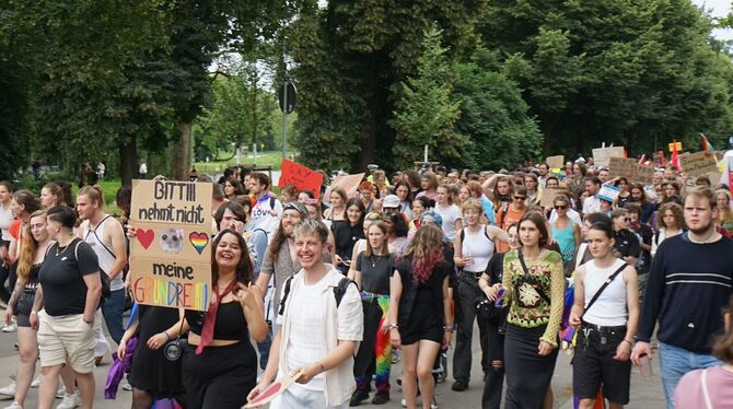 Demozog mit Partystimmung: Über 2.500 Menschen beim Christoper Street Day in Tübingen