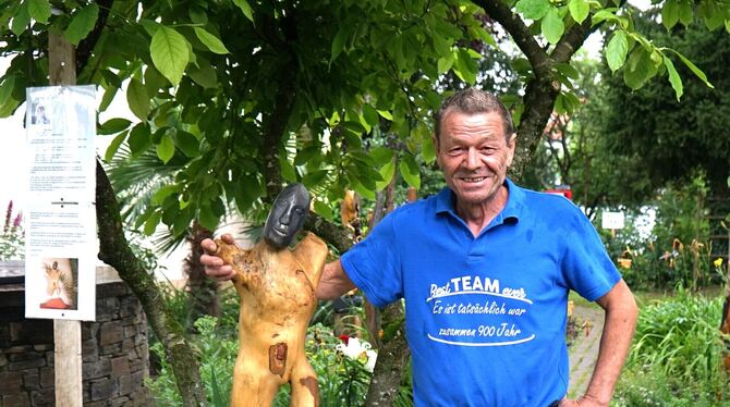 Hausherr und Aussteller Udo Schmid mit einer Skulptur aus einem Fundstück am Gomaringer Schloss