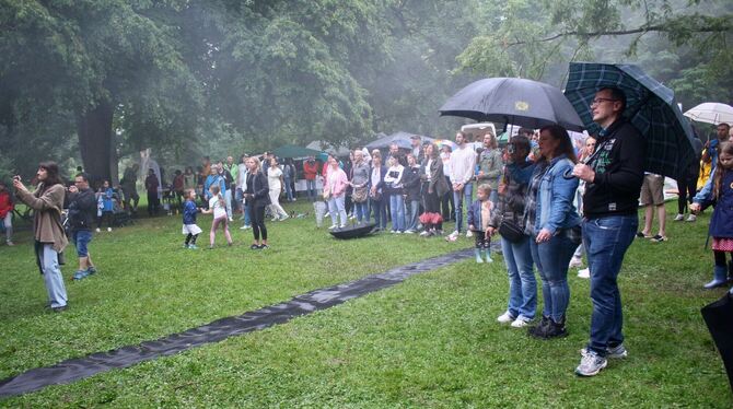 Der Regen konnte der guten Stimmung des Publikums wenig anhaben.