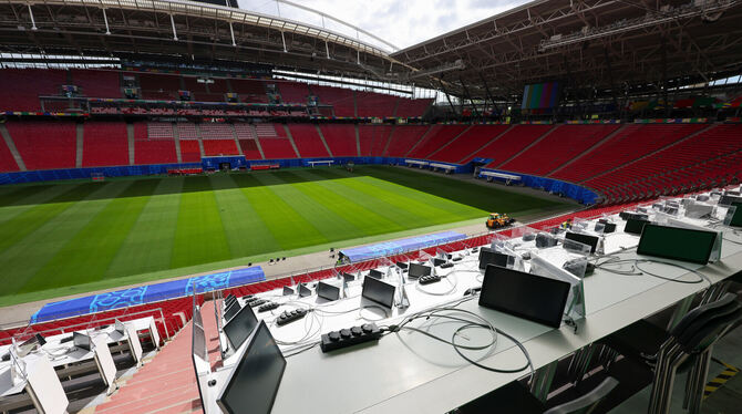 EM, Stadion, EM-Stadion, Fußball-EM, Europameisterschaft, UEFA, Red Bull Arena, lsn, san Der Weg zum Platz auf der Medien-Tribüne kann Überraschungen bergen.
