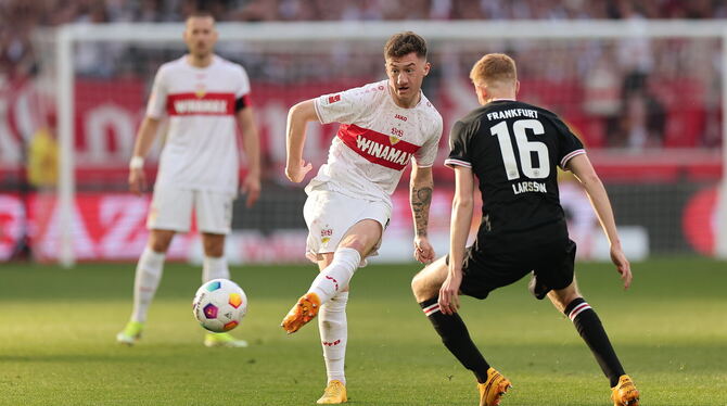 Bundesliga, Spieltag29, Aktion, Zweikampf Der Stuttgarter Angelo Stiller (Mitte) ist für Bundestrainer Julian Nagelsmann auf der Position des zurückgetretenen Toni Kroos