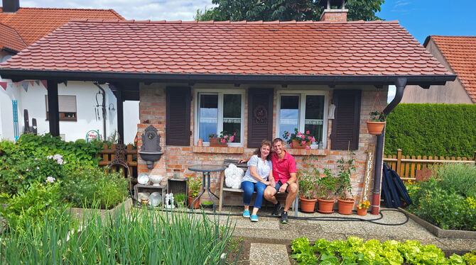 Das Highlight im Garten von Andrea und Bernhard Baier ist ihr selbstgebautes Backhaus mit Bauerngarten.