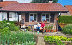 Das Highlight im Garten von Andrea und Bernhard Baier ist ihr selbstgebautes Backhaus mit Bauerngarten.