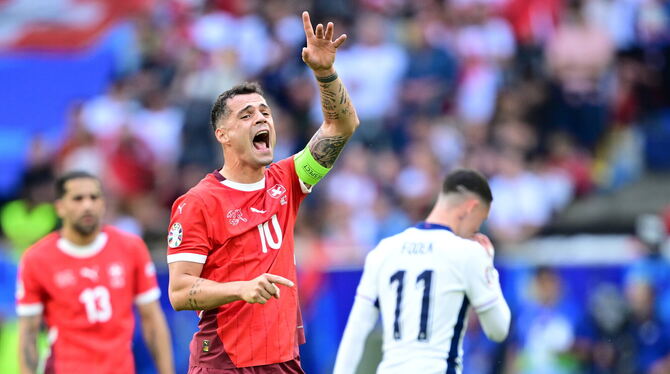 EM, EURO 2024, Europameisterschaft, Nationalmannschaft, Laenderspiel, Aktion, Geste Granit Xhaka hielt im Viertelfinale trotz Muskelfaserriss durch.