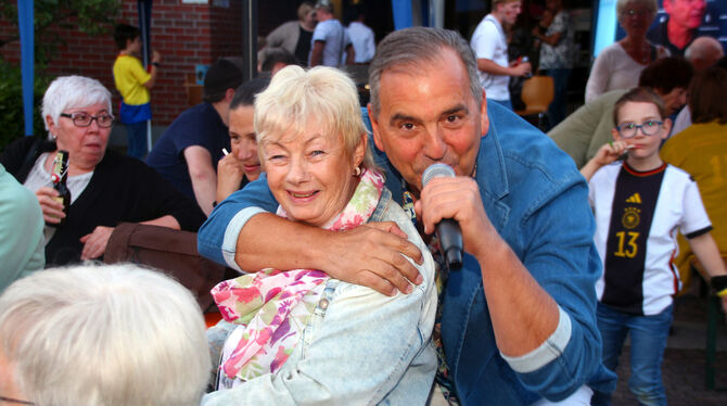 Thomas Fauser mit einem seiner Fans.  FOTO: LEIPPERT