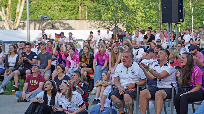 Wasserspaß und Fußball passen gut zusammen.  FOTO: LENK