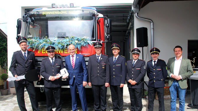 Freuen sich über das neue Feuerwehr-Fahrzeug: Abteilungskommandant Michael Saur, Stellvertreter Daniel Werz, Bürgermeister Uwe M