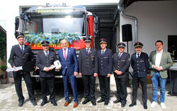 Freuen sich über das neue Feuerwehr-Fahrzeug: Abteilungskommandant Michael Saur, Stellvertreter Daniel Werz, Bürgermeister Uwe M