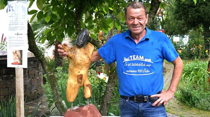 Hausherr und Aussteller Udo Schmid mit einer Skulptur aus einem Fundstück am Gomaringer Schloss.