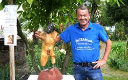 Hausherr und Aussteller Udo Schmid mit einer Skulptur aus einem Fundstück am Gomaringer Schloss.