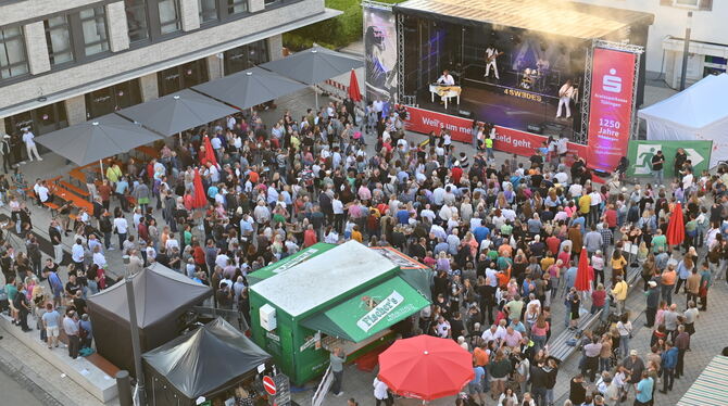 Mit einer Abba-Show ging das Mössinger Jubiläumsstadtfest in die Verlängerung.