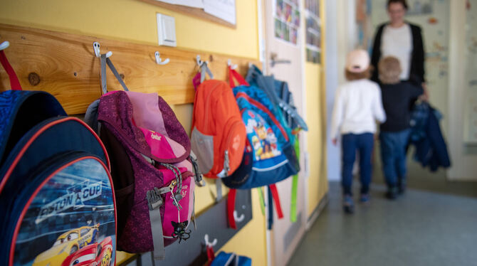 Kleine Rucksäcke in einem Kindergarten.