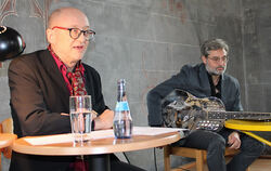 Klaus Hemmerle (links) und Jo Ambros vermittelten an anschauliches Bild der Schriftstellerin Brigitte Neske