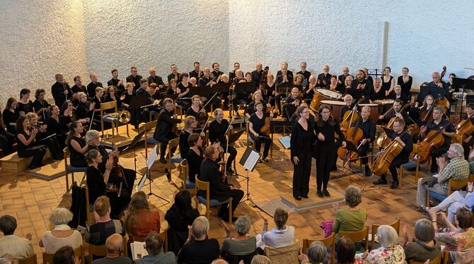 Der Südwestdeutsche Kammerchor Tübingen und das Sinfonieorchester Neckar-Alb bekamen nach ihrem Konzert lange Applaus.