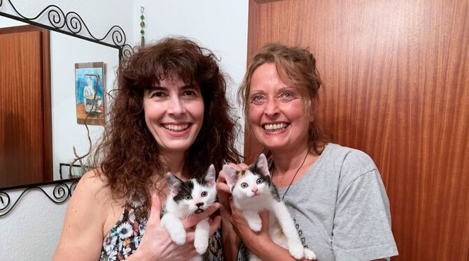 Tierärztin Corinna Gollnau (links) und Heike Schrader aus Bad Urach mit zwei Katzenkindern, die schon vermittelt sind.  FOTO: EC