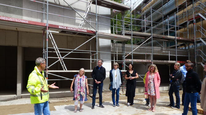 Alexander Zhudi (links) Projektleiter von der städtischen Fachabteilung Hochbau führte die Gäste beim Richtfest durch das Baupro