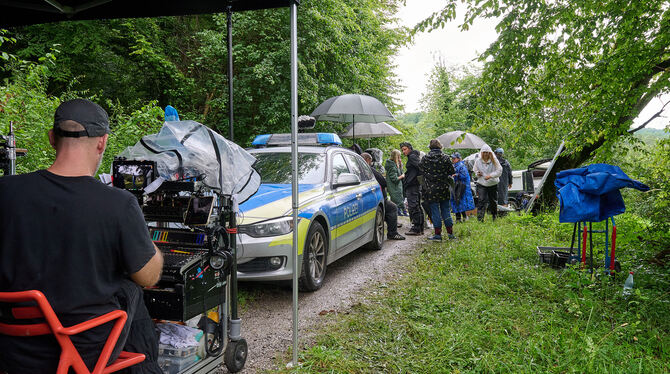 Gedränge im Regen während der Dreharbeiten in Bebenhausen.