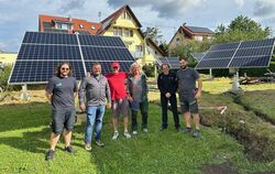Die Genehmigung für den Solarpark ist da. Die Handwerker Hartmut Hirsch (dritter von rechts) und Simon Gutberlet (zweiter von li