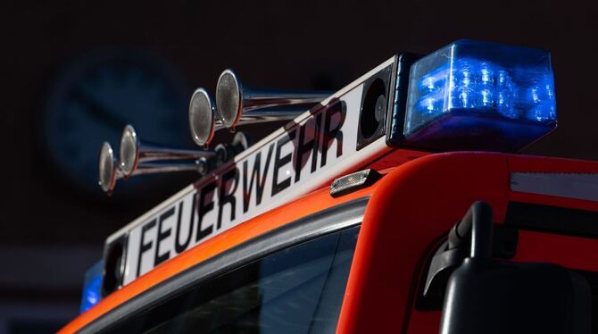 Ein Fahrzeug der Feuerwehr mit eingeschaltetem Blaulicht (Symbolfoto).