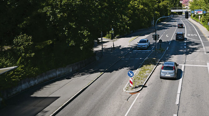 Auf der Alteburgstraße in Reutlingen werden die Fahrbahn erneuert und die Bushaltestellen barrierefrei umgebaut.