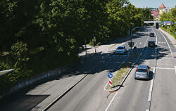 Auf der Alteburgstraße in Reutlingen werden die Fahrbahn erneuert und die Bushaltestellen barrierefrei umgebaut.