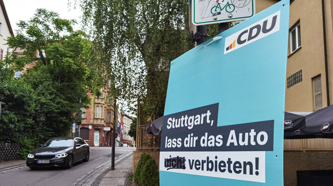 Die Stadt ist unentschlossen bei der Autofrage, wie dieses Plakat aus dem Kommunalwahlkampf in Stuttgart zeigt. FOTO: KOVALENKO/