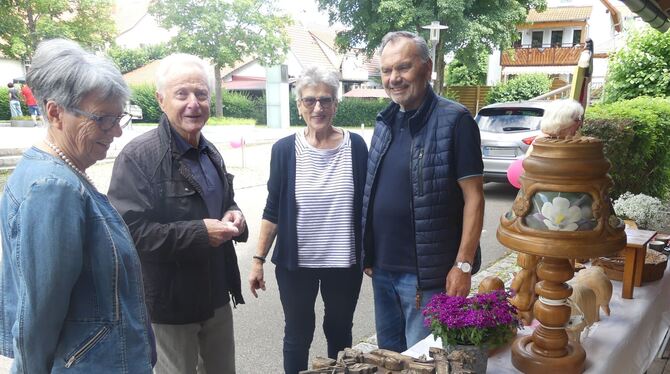 Zacharias Ott (rechts) mit Spaziergängern im Gespräch.  FOTO: SANDER