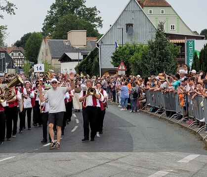 In guter Stimmung und gleichmäßiger Formation marschierte der Walddorfhäslacher Musikverein durch die dichtgesäumten Straßen von