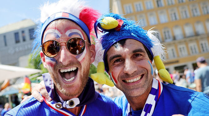 Farbenfroh: Gut zu erkennende französische Fans am heißen Sommertag in München