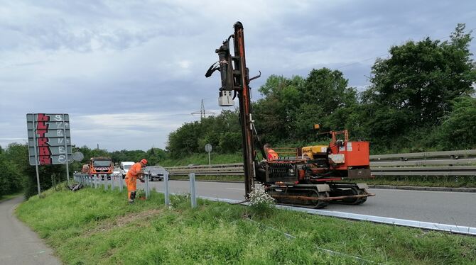 Wenn die neuen Leitplanken eingebaut sind, bekommen die Radfahrer auf dem Fahrradweg links noch einen Blendschutz vor den Autosc