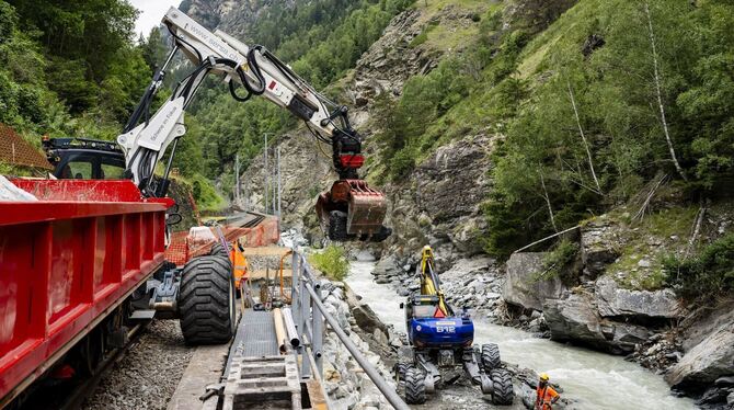 Matterhorn-Gotthard-Bahn - Reparaturarbeiten am Gleis