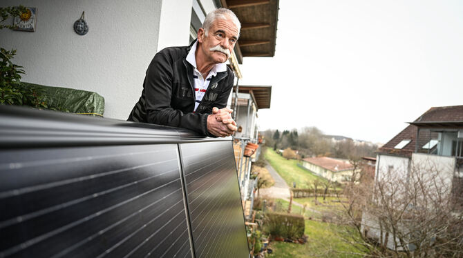 Das Symbolbild zeigt Michael Breuninger auf dem Balkon seiner Wohnung, wo Solarpaneelen angebracht sind. Der Konstanzer kämpft u