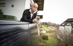 Das Symbolbild zeigt Michael Breuninger auf dem Balkon seiner Wohnung, wo Solarpaneelen angebracht sind. Der Konstanzer kämpft u