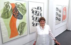 Gisela List vor ihren Lithografien "Was essen wir?" (links) und "Sechsmal dieselbe Form" in der Reutlinger Produzentengalerie Pu