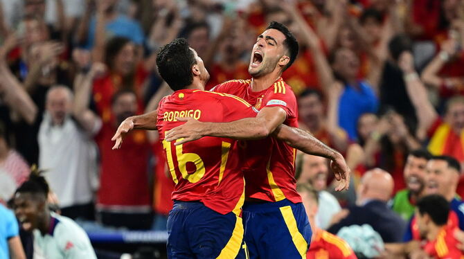 EM, EURO 2024, Europameisterschaft, Nationalmannschaft, Laenderspiel, Aktion, Jubel Unbändiger Jubel bei Spaniens Rodri (links) und Mikel Merino.