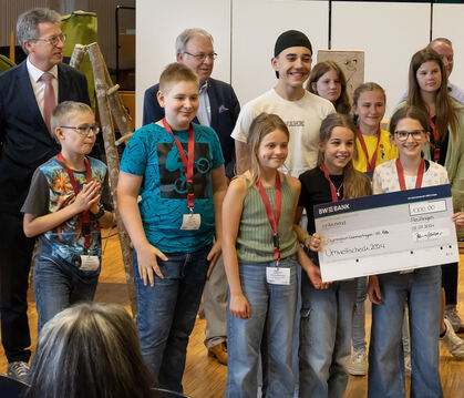 Die Klasse 6b des Gymnasiums Gammertingen gewann den Umweltscheck und sicherte sich damit 1.000 Euro für die Klassenkasse.  FOTO