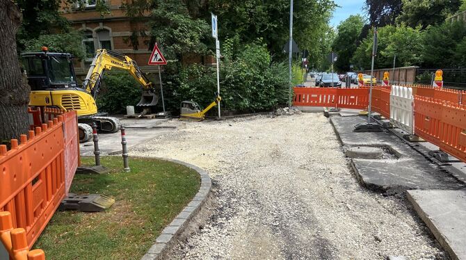 Der fehlerhaft eingesetzte Bordstein (rechts im Bild) wurde wieder herausgerissen.