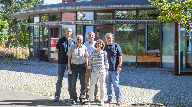 Der Vorstand sonnt sich in 50 Jahren Freie Evangelische Schule Reutlingen (von links): Stefan Creuzberger, Professor Dr. Roland