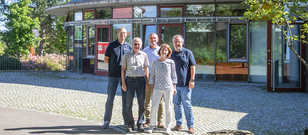 Der Vorstand sonnt sich in 50 Jahren Freie Evangelische Schule Reutlingen (von links): Stefan Creuzberger, Professor Dr. Roland 