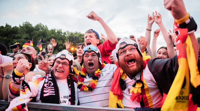 Euro 2024, Europameisterschaft, EM, Public Viewing, Jubel, lbn, brb Wer die Live-Übertragung am Gerät mit den besten technischen Voraussetzungen verfolgt, kann zuerst jubeln.