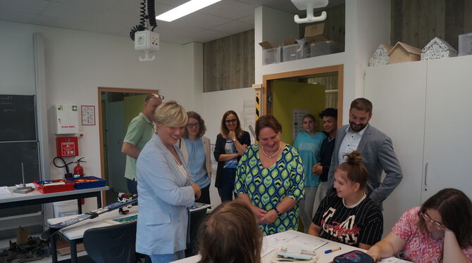 Cindy Holmberg (MdL/Grüne) und Kultusmisiterin Theresa Schopper mit Schülern der Werdenbergschule.