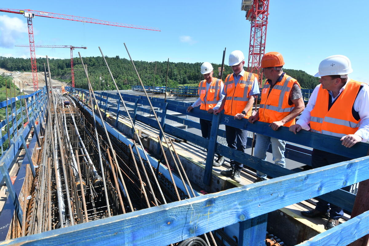 Bauleitung und Bürgermeister mustern den im Brückenkörper FOTO MEYER