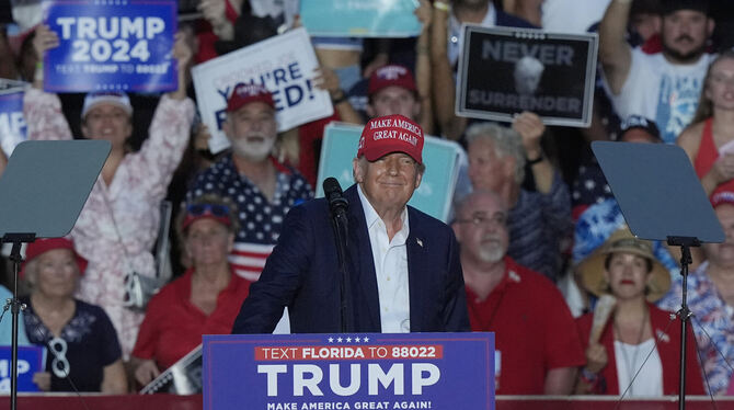 Der ehemalige US-Präsident Donald Trump lächelt bei einer Wahlkampfveranstaltung im Trump National Doral Miami. Trump hat immer