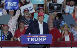 Der ehemalige US-Präsident Donald Trump lächelt bei einer Wahlkampfveranstaltung im Trump National Doral Miami. Trump hat immer 