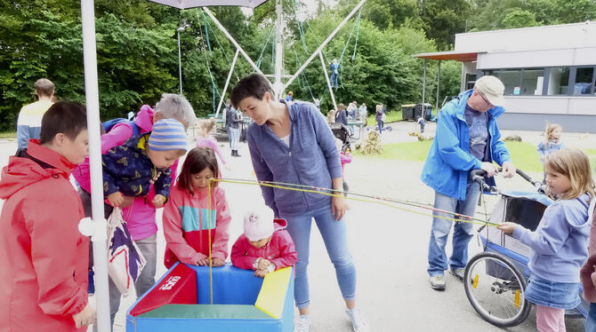 Beim Stand der Mariaberger Praxis für Ergotherapie und Physiotherapie konnten Besucher ihr Süßigkeiten-Angelglück versuchen.  FO