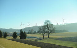Der Windpark Gomadingen als Fotomontage von Kohlstetten aus gesehen.  GRAFIK: RES