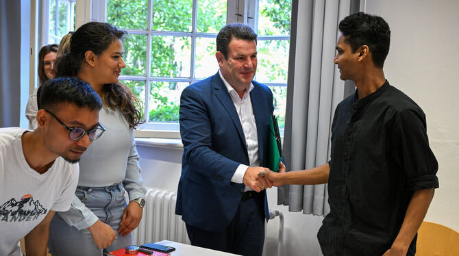 Arbeitsminister Hubertus Heil (SPD, links) trifft indische Studenten an der Freien Universität (FU) Berlin.  FOTO: STACHE/DPA