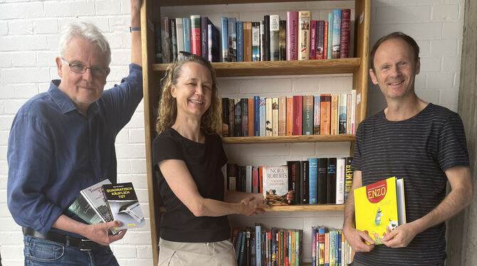 Freuen sich über das Bücherregal im Freibad: (von links) Bernd Storz, Daniela Baum, Jochen Weeber.  FOTO: STADTWERKE REUTLINGEN