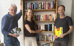 Freuen sich über das Bücherregal im Freibad: (von links) Bernd Storz, Daniela Baum, Jochen Weeber.  FOTO: STADTWERKE REUTLINGEN