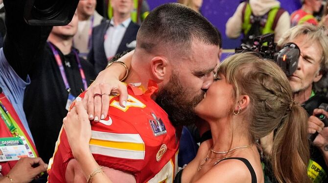 Taylor Swift küsst Travis Kelce